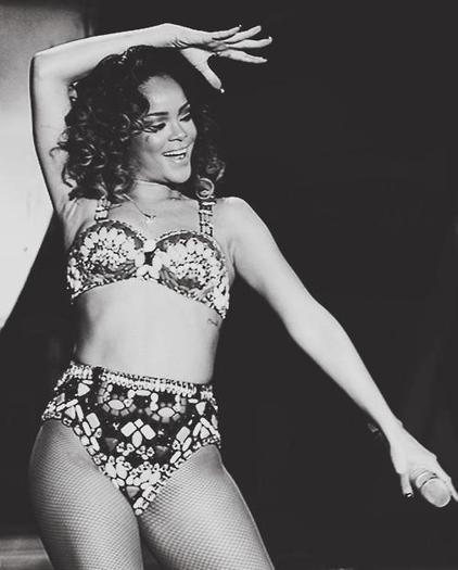 418252_286408374763200_148451948558844_694931_1512756521_n - Rihanna
