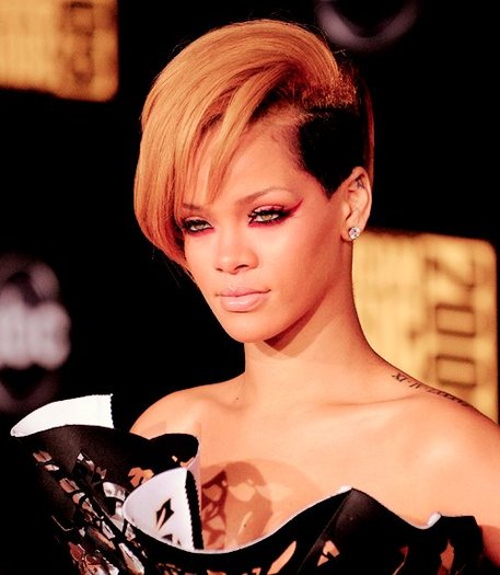 419133_290239351046769_148451948558844_704936_2075130220_n - Rihanna