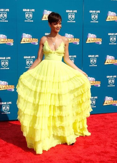 419595_10150606344022841_134980337840_8825604_1222342856_n - Rihanna