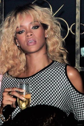 420176_279973945406643_148451948558844_679389_1705122259_n - Rihanna