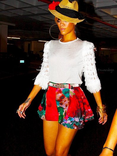 420719_285828014821236_148451948558844_693524_1471724926_n - Rihanna
