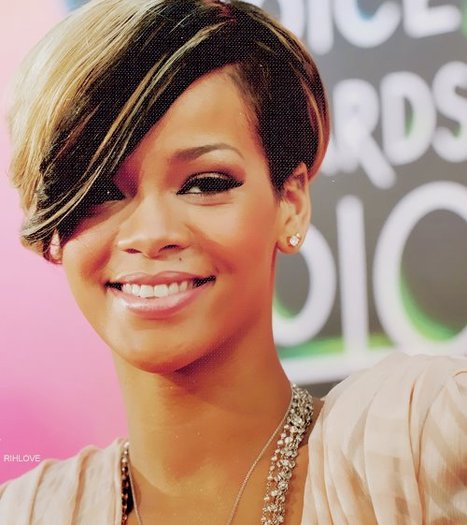 421658_273170496086988_148451948558844_663936_1864813391_n - Rihanna