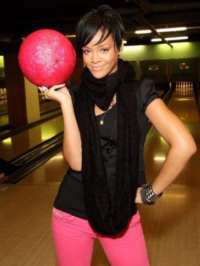 422661_268728393197865_148451948558844_654626_1112547796_n - Rihanna