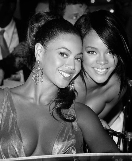 423825_281711618566209_148451948558844_683259_1954332731_n - Rihanna