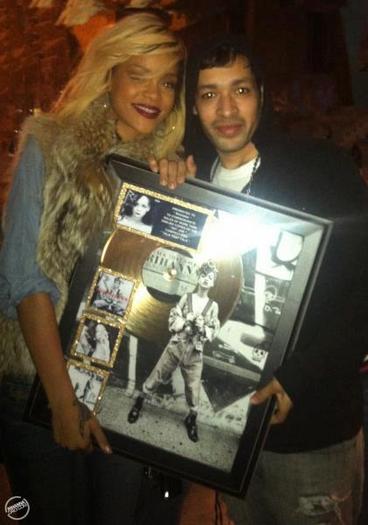 424104_10150626200082841_134980337840_8892204_302507640_n - Rihanna