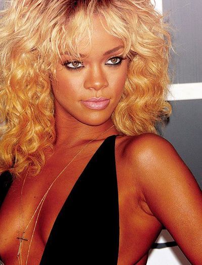 425559_271186239618747_148451948558844_659767_810269072_n - Rihanna