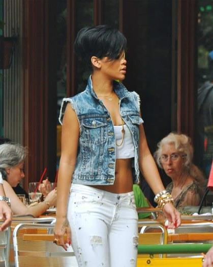 425778_282720151798689_148451948558844_685576_2140698252_n - Rihanna