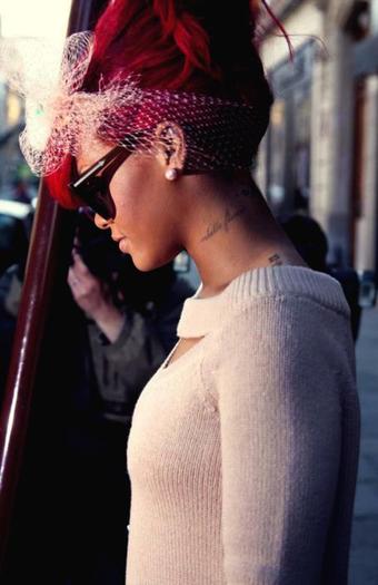 426103_281710318566339_148451948558844_683255_1408379278_n - Rihanna