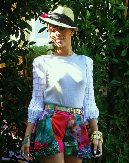 426448_281129128624458_148451948558844_682182_270051529_n - Rihanna