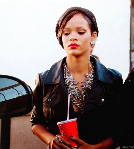 427448_281686308568740_148451948558844_683202_1064678682_n - Rihanna