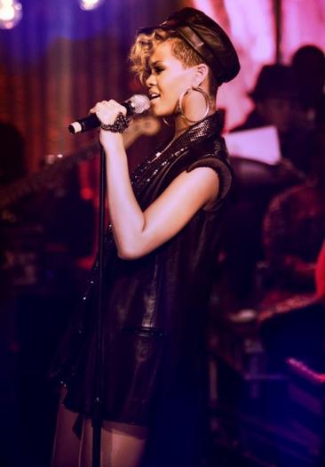 427478_264842316919806_148451948558844_645718_1501407824_n - Rihanna