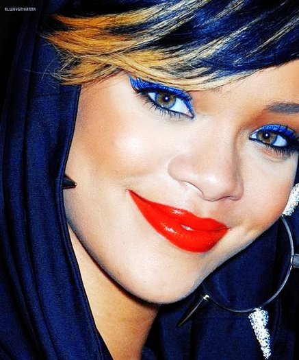 427987_280596128677758_148451948558844_680848_1142047217_n - Rihanna