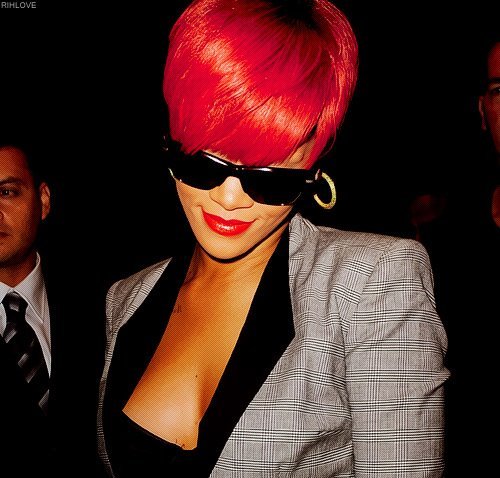 427991_279258025478235_148451948558844_678068_281493877_n - Rihanna