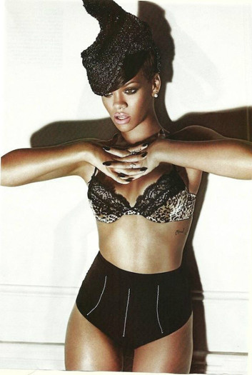 429956_270537226350315_1957491219_n - Rihanna
