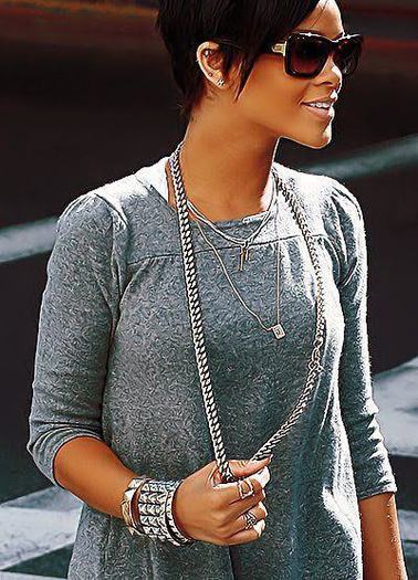 430059_260456447358393_148451948558844_636862_298186242_n - Rihanna