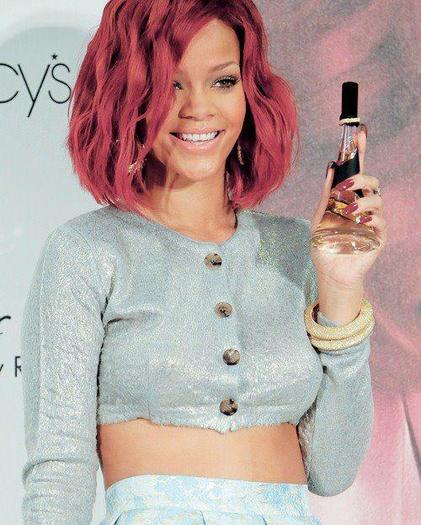 430091_259879914082713_148451948558844_635732_166422042_n - Rihanna