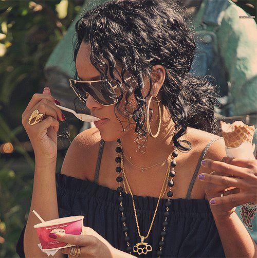 431030_291253177612053_148451948558844_707562_395851708_n - Rihanna