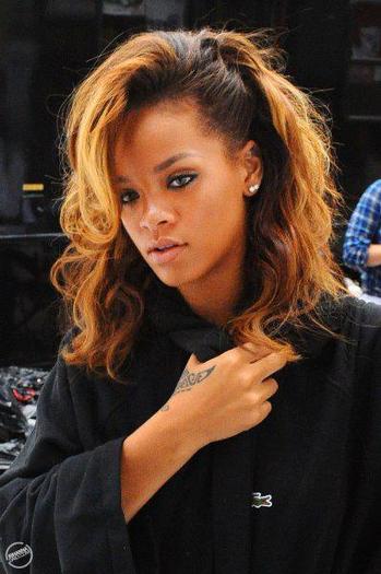432369_289171681153536_148451948558844_702418_746824304_n - Rihanna