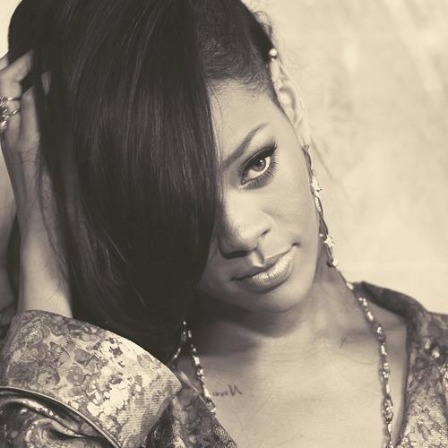 531831_301002879970416_148451948558844_732865_170142858_n - Rihanna