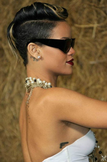 540655_353214548053517_316889715019334_934664_1640268825_n - Rihanna