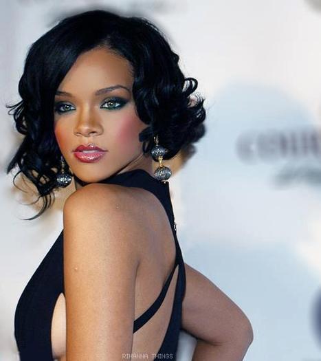 548800_303247316412639_148451948558844_739068_977143971_n - Rihanna