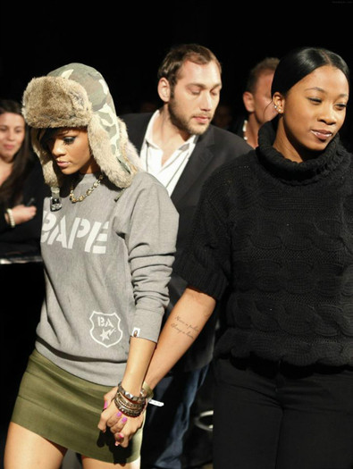 550111_293658124038225_148451948558844_713200_1817724201_n - Rihanna