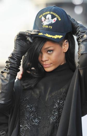 550209_299747806762590_148451948558844_729269_141616110_n - Rihanna