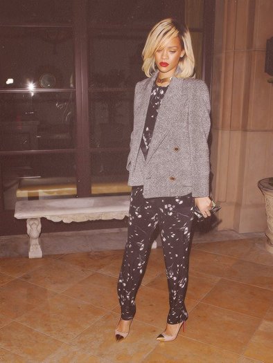 552245_294196547317716_148451948558844_714212_92134511_n - Rihanna