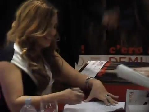 Demi Lovato signing session Mondadori Milano 31-03-12 0346