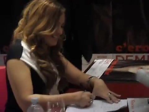 Demi Lovato signing session Mondadori Milano 31-03-12 0356
