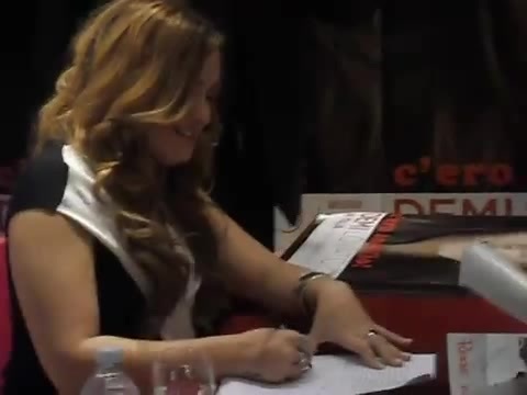 Demi Lovato signing session Mondadori Milano 31-03-12 0361