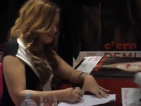 Demi Lovato signing session Mondadori Milano 31-03-12 0366