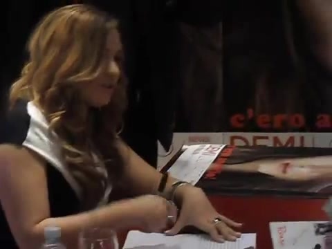Demi Lovato signing session Mondadori Milano 31-03-12 0374