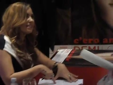 Demi Lovato signing session Mondadori Milano 31-03-12 0384