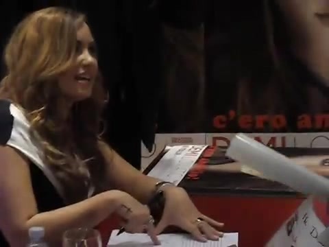 Demi Lovato signing session Mondadori Milano 31-03-12 0387