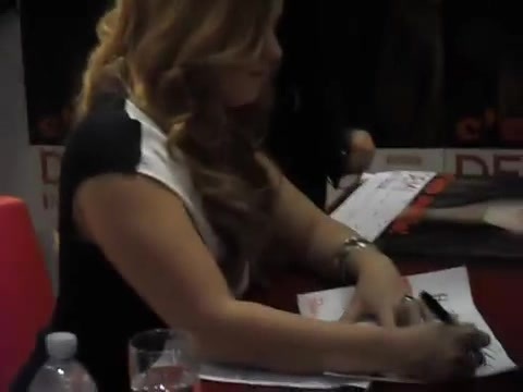 Demi Lovato signing session Mondadori Milano 31-03-12 0579