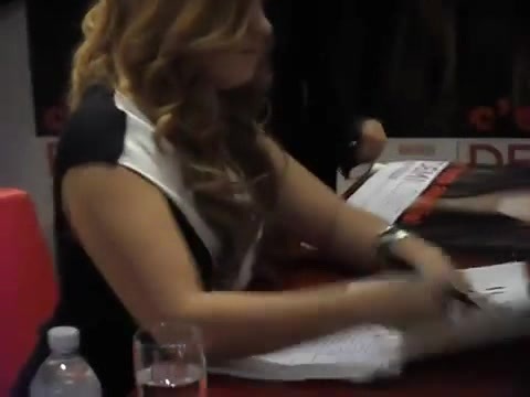 Demi Lovato signing session Mondadori Milano 31-03-12 0588