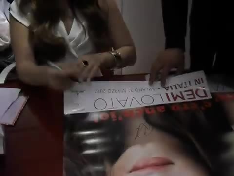 Demi Lovato signing session Mondadori Milano 31-03-12 1165