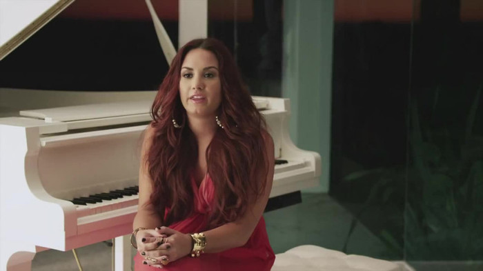 Demi Lovato reveals her vision for style_ ACUVUE® 1-DAY Contest Stories 0492
