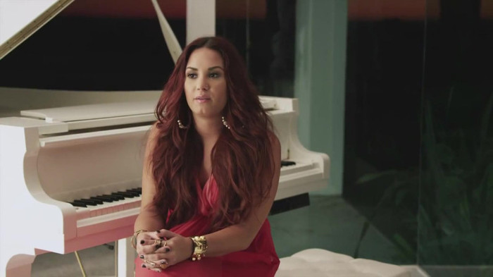Demi Lovato reveals her vision for style_ ACUVUE® 1-DAY Contest Stories 0540