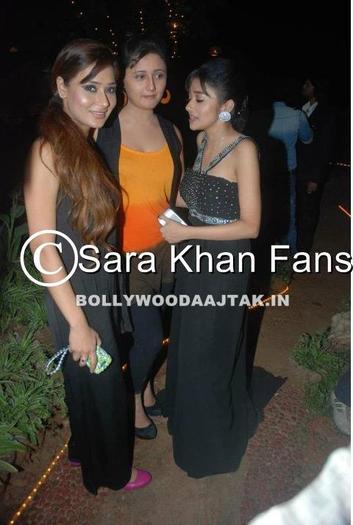 419051_234881613272462_234848326609124_474698_825911515_n - sara khan