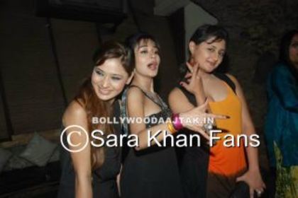 395765_234881703272453_234848326609124_474700_1412712940_n - sara khan poze noi
