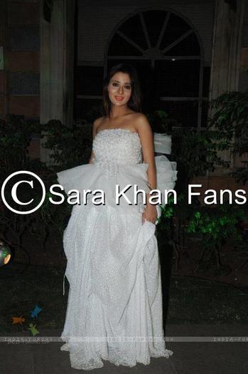 418569_250790601681563_234848326609124_514742_76135346_n - sara khan poze noi