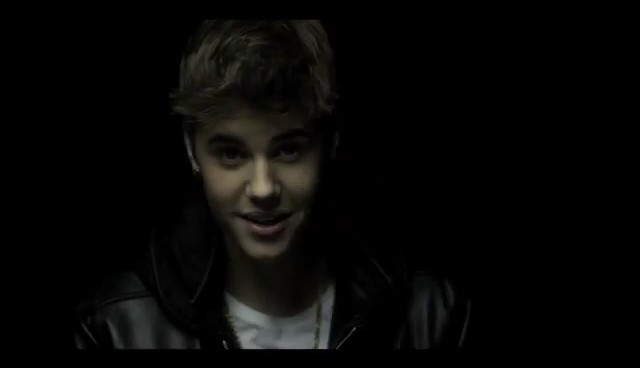 ♭ =]]] TE DAU PE TINE AFARA :@
