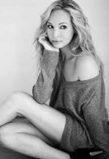 15 - 5 Caroline Forbes - Candice Accola