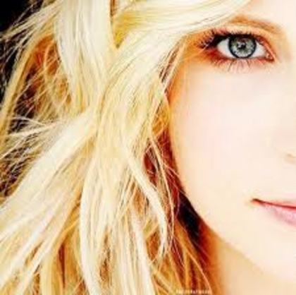 17 - 5 Caroline Forbes - Candice Accola