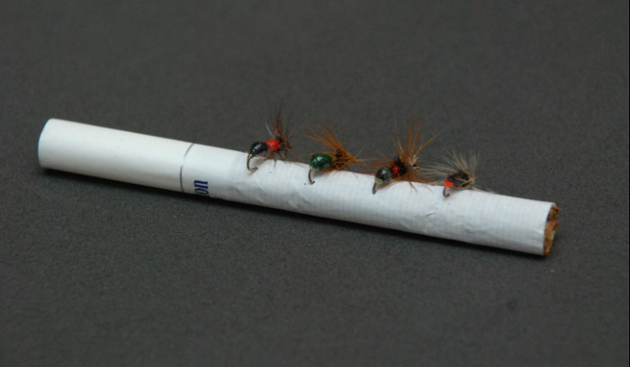 Muste pe tigare; Muste de lipan,sipastrav .Foto este pentru as da seama cit de mici sunt ,pe cirlige VMC
