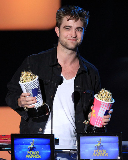 BEST FEMALE PERFORMANCE: Robert Pattinson - MTV Movie Awards 2010