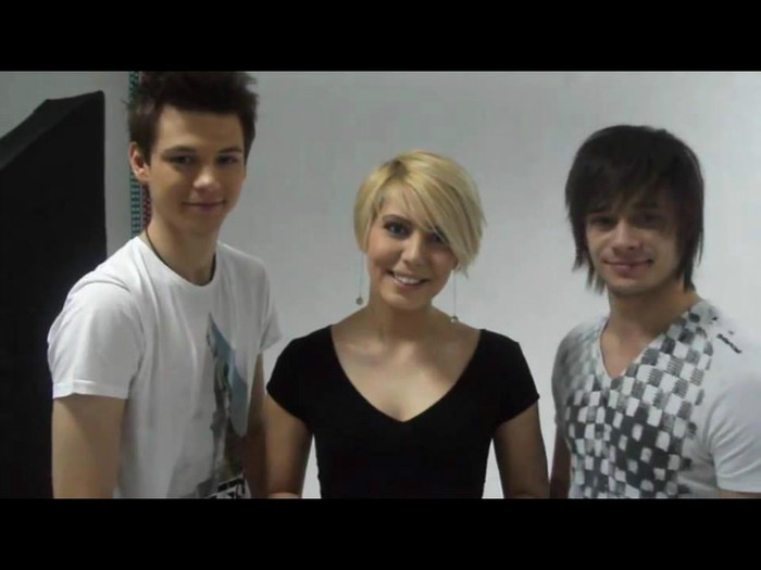 525885_191041797680391_152034154914489_327663_1779281354_n - lalaband