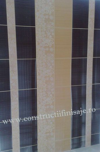 Faianta crm cu model cu dungi negre striate - Constructii finisaje preturi Bucuresti